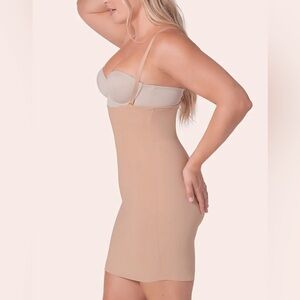 Leonisa NWT Shapewear Two in One Skort Slip Medium in Beige 🤍